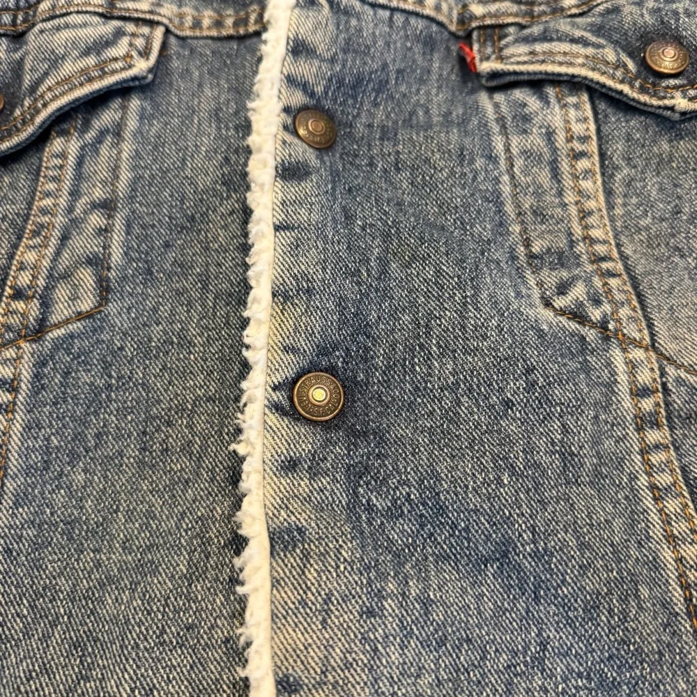 Vintage Levi’s Sherpa Lined Denim Trucker Jacket Mens M blue USA made western